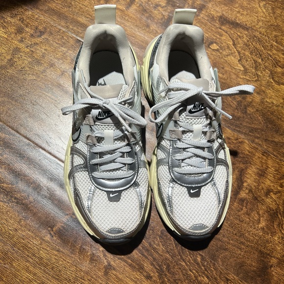 Nike Women’s V2K Run Shoes | size 7 US W - Picture 2 of 3